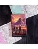 Изданието с твърди корици на "Кръвта на елфите" (Заклинателят, книга 3) лежи върху тъмна дървена повърхност, заобиколено от отворени страници с карти - в чест на епичното пътешествие на Гералт от Ривия в сагата "Заклинателят".-2-thumb