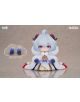 Фигурка Genshin Impact - Tiny Ganyu, 11 см" е чиби PVC статуетка със синя коса, червени рога и бяло-синьо облекло. Тя седи с ръце в ръкави и идва с две допълнителни сини части за ръце, показани вляво.-5-thumb