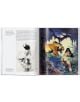 Разпространението от "Frazetta (Basic Art)" включва: лява страница - черно-бяла рисунка на гола жена с меч и текст; дясна страница - живо изкуство, вдъхновено от Фразета, показващо гола жена, изправена пред ревящ тигър в джунглата.-3-thumb