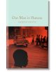 Корицата на книгата "Нашият човек в Хавана" има червена долна част с хора и ретро автомобил, а горната част показва заглавието и автора на блед фон.-thumb
