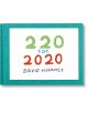 Книгата "Дейвид Хокни 220 за 2020 г." е с корица в тиландски цвят, бял център, заглавие в зелено и червено с ръчно изрисувани цифри и името на Дейвид Хокни под нея, като отбелязва сезонното пейзажно изкуство, вдъхновено от Нормандия.-1-thumb