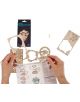 Две ръце сглобяват дървени зъбни колела от 3D дървен пъзел Ugears - Календар, 24 части от модела върху бяла повърхност. Виждат се опаковката на комплекта, дървените части и листът с инструкции - чудесно за построяване на собствен пъзел с календар.-3-thumb