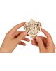 Две ръце държат малък дървен 3D дървен пъзел Ugears - Календар, 24 части. Този пъзел има зъбни колела, месеци, дни и години с фини лазерно изрязани детайли и логото UGEARS в центъра.-2-thumb
