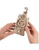 Две ръце държат 3D дървен пъзел Ugears - Старинна часовникова кула, 44 части, с видими зъбни колела и детайлни изрязани елементи.-4-thumb