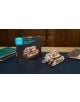 The 3D дървен пъзел Ugears - Стиймпънк подводница, 200 части стои на бюро до кутията си с видими книги на заден план и придава винтиджвид на работното пространство.-6-thumb