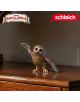 Фигурка Schleich: Бухалът Мюриел стои на дървена повърхност с вдигнато крило. В горните ъгли са логата на Школата за магически животни: Филмът и Шлайх, придаващи магически животни атмосфера.-3-thumb