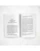 Отворена книга със заглавие "440 дни Ататюрк в България" лежи върху бяла повърхност и показва две страници с черен български текст с центрирано заглавие вляво; и на двете страници има абзаци без изображения или илюстрации.-4-thumb