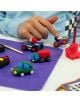 Детска ръка си играе с Творчески комплект с пластилин Floss & Rock - Коли, оформяйки цветни състезателни коли върху лилава подложка. Кариран флаг и още превозни средства от пластилин допълват автомобилната тематика на масата.-5-thumb