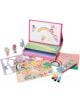 Магнитен комплект за игра Floss & Rock - Rainbow Fairy включва магнитна дъска, феи, дъга и облаци, магнитни фигурки, цветни стикери, шаблони и три цветни маркера за творческа игра.-3-thumb