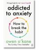 Корицата на Addicted to Anxiety: How to Break the Habit (Пристрастени към тревожността: как да се отървем от навика) е с цветна кръгла стрелка около подзаглавието, цитат от Луис Капалди в горната част и логото на Penguin в ъгъла.-thumb