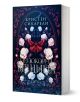 Корицата на книга със заглавие „Непокорная ведьма“ от Кристен Сикарели, включваща бели и розови рози, голям червен молец, богато украсени флорални мотиви и тъмносин фон.-1-thumb