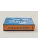 Книгата "Анна Аткинс, цианотипии" е с плоска синя корица с бяла ботаническа цианотипна фотограма. На оранжевия гръб е изписано заглавието и е отбелязано наследството на Анна Аткинс в областта на ботаническата фотография.-3-thumb