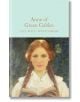 Корицата на "Анн от Грийн Гейбълс" (Macmillan Collector's Library), на която е илюстрирано червенокосо момиче с плитки, облечено в бяла рокля и държащо отворена книга на зелен фон.-thumb