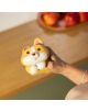Човек държи Антистрес фигурка Legami - Corgi, сладка кръгла играчка с големи очи и малко езиче, а на заден план върху дървена повърхност почиват ябълки.-5-thumb