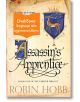 Корица на книгата "Assassin's Apprentice" от Робин Хоб, с ръкописно заглавие, синьо-златист герб с изображение на елен и оранжев стикер на български език с надпис "Очакваме корица от издателството.-thumb