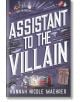 Корицата на книгата "Помощник на злодея" с дръзко бяло заглавие, средновековни оръжия, рицарски шлем, отвари, книги и червена дъска за обяви - идеална за почитателите на историите за помощници на злодея и мрачните фентъзи романи.-thumb