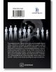 Силуети на девет герои от анимето, сред които Ерен и членове на разузнавателния отряд, стоят пред градиентен фон. Под тях има български текст, баркод, логота на издатели и ISSN номер. Продукт: "Атаката на титаните - том 7".-3-thumb