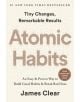 Корица на книгата „Atomic Habits“ (издание за износ) от Джеймс Клиър. Подзаглавие: „Лесен и доказан начин да изградите добри навици и да се отървете от лошите“. Златен стикер подчертава, че са продадени над 25 милиона екземпляра. На кремавия фон е изобраз-thumb