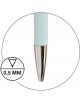 Близък план на автоматичен молив Miquelrius Back2Basics Verde с лъскав метален връх, до диаграма, показваща размера на върха 0,5 мм в кръг. Вижда се и светлосиньото барелефче.-2-thumb