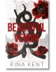 Корицата на книгата за Beautiful Venom: Черна змия е увита около кръстосани хокейни стикове, червени макове и сложни мотиви - елитен колежански хокей и тайни общества в трилър за отмъщение. Заглавието "Красива отрова" се откроява с удебелени червени букви-thumb