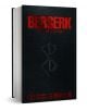 Berserk Deluxe Edition Vol. 2 е дебела, черна манга с твърди корици от Кентаро Миура, с червен релефен текст и преден символ. Номерът на тома и името на автора се появяват с японски символи - класическа фентъзи манга за възрастни.-1-thumb