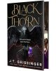 Корицата на Blackthorn Deluxe Edition излъчва готическо напрежение, изобразявайки черен гарван, който стиска лилави цветя сред въглени, а на заден план жена в тъмна рокля стои с меч.-1-thumb