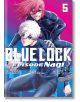 Корицата на Blue Lock: Епизод Наги, том 5 показва Наги с бяла коса, който държи футболна топка, а зад него е червенокосият Чигири. И двамата са облечени в сини спортни униформи на ярък розов и син фон.-thumb