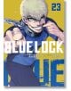 На корицата на Blue Lock, Vol. 23 е изобразен Крис Принс - русокос аниме герой в синьо-жълта футболна униформа, който гледа към зрителя със силна усмивка. Заглавието и номерът на тома са изписани на видно място.-2-thumb
