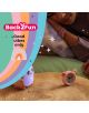 Човек се отпуска в леглото до дървена повърхност, а будилникът Miquelrius Back2Fun – Мече, розов придава игрив чар. Цветните надписи „Back2Fun“ и „Good vibes only“ се открояват сред забавните графики и звездичките.-6-thumb