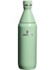 Бутилката за вода Stanley All Day Slim Pistachio Gloss (600 ml) е с вакуумна изолация, капачка с винт, лого на крилат лъв отпред и е изработена от рециклирана неръждаема стомана.-1-thumb