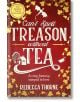 Корица на книгата Can't Spell Treason Without Tea. Представлява златни листа, чаша за чай, къща и прилеп върху червено; включва подзаглавие "Уютно фентъзи, пропито с любов" и значка за бестселър за магическа книжарница и сапфирен романс.-thumb