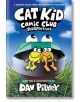 Корицата на "Cat Kid Comic Club 2: Perspectives" от Дейв Пилки, създател на "Човекът куче", представя две анимационни жаби в зелена кутия с форма на жаба и големи очи, на фона на синьо небе и тревисто дъно - идеална за феновете на графичните романи.-1-thumb
