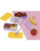 Пъстра обедна конфигурация с Кутия за храна Legami - Daisy, пълна с ядки, салата и ягоди, до комплект с прибори, плюс банан и ябълка, всичко това подредено на розов и бял фон.-7-thumb