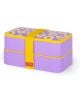 Кутия за храна Legami - Daisy е лилава двуетажна кутия за обяд с жълти ръбове, бели декорации от маргаритки с усмихнати жълти центрове и жълта ластична лента с надпис LEGAMI.-1-thumb
