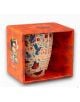 Цветна чаша Grupo Erik Frida Kahlo Viva La Vida с пеперуди, птици и флорални мотиви, опакована в оранжева кутия с портрета на Фрида - Iдеален подарък за любители на изкуството. Надпис: Viva La Vida Frida Kahlo.-3-thumb