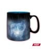Чаша с термо ефект ABYstyle Harry Potter - Patronus е черна чаша със синя вътрешност, която при нагряване разкрива светещ бял елен на мъглив фон. Появява се червен етикет с надпис "HOT" (ГОРЕЩО) - Iдеален подарък за фенове на Хари Потър.-4-thumb