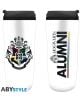 Комплектът Чаша за път ABYstyle Harry Potter - Hogwarts Alumni включва две бели чаши с черни капаци: едната с герба на Хогуортс, а другата с надпис "Hogwarts Alumni" с цветни ивици - идеален подарък за всеки колекционер на чаши за Хари Потър.-2-thumb