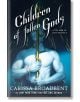 Корицата на "Деца на падналите богове" (Войната на изгубените сърца, книга 2) изобразява фигура в сини тонове със златни бижута и златно копие на драматично осветление, с удебелен бял текст на заглавието.-thumb