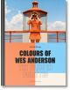 На палубата на лодка жена в оранжева рокля гледа през бинокъл близо до фар - сцена, вдъхновена от Уес Андерсън. "Цветовете на Уес Андерсън" изследва използването на цветовете във филма от режисьора.-1-thumb