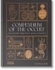 Корицата на книгата Compendium of the Occult е със златни рисунки на окултни символи, ръка, египетска фигура с лъвска глава и ритуални сцени на тъмен фон. Подзаглавие: подзаглавие: "Арканични артефакти, магически ритуали и свещена символика".-1-thumb