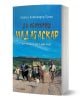 Корицата на книгата за Да обиколиш Мадагаскар 2. От Тулеар до Таматаве е изобразено семейство Пусен и техните кучета на приключение в пясъчен пейзаж под синьо небе, а в горната част са изписани имената на авторите.-1-thumb