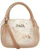 Дамската чанта Anekke Memories (31 x 25 x 16 см) е бежова с текстурирана дръжка, каишка за кръст и мека предна част в акварелен стил. "Anekke Memories" блести с метални букви над декоративна талисмана.-2-thumb