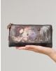 Една ръка държи стилно дамски портфейл Anekke Dreamverse (21 x 10 см) с артистичен женски дизайн, цветни акценти, RFID защита и надпис "Imagination is powerful" отпред.-9-thumb
