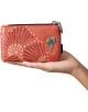Ръка държи дамско портмоне Anekke Alma 14 х 8 х 3 см, украсено с червено и оранжево ветрило и сребърна значка с женска глава отпред.-9-thumb