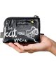 Една ръка държи дамско портмоне Anekke Memories Towanda (12x8x1 см) - черно портмоне за монети с бял текст, закачливи рисунки на котки, "мяу", цип и малко копче - идеалното портмоне за монети.-7-thumb