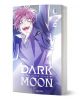 На корицата на „Dark Moon: The Blood Altar, Vol. 2“ е изобразен герой в аниме стил с розова коса на игли, синьо яке и широка усмивка, на фона на сияещия свят на Децелис, населен с вампири и върколаци.-1-thumb
