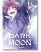 На корицата на „Dark Moon: The Blood Altar“, том 2, се усмихва енергично русокос аниме герой със зелени очи, облечен в синьо яке, като на фона се виждат логотипите на HYBE, WEBTOON и ENHYPEN сред битката в Децелис между вампири и върколаци.-2-thumb