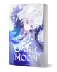 На изображението е показана корицата на „Dark Moon: The Blood Altar“, том 6, на която се вижда персонаж с бели коси и зелени очи, облечен в училищна униформа, който се носи на фона на небесния пейзаж — което подсказва за тайни, свързани с вампири, и нечес-1-thumb
