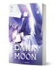 На 3D корицата на „Dark Moon: The Blood Altar“, том 7, е изобразен герой с лилави коси, заемащ драматична поза на фона на осветена от луната лилаво-синя обстановка, което пресъздава вълнуващия свят на вампирските рицари и епичната финална битка.-1-thumb