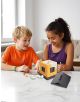 Две деца се усмихват, докато рисуват малка къща от комплекта Детска лаборатория 4М - Построй мини къщичка-касичка. Художествените материали и моделите са разпръснати по масата, докато те се наслаждават на творческата игра заедно.-5-thumb